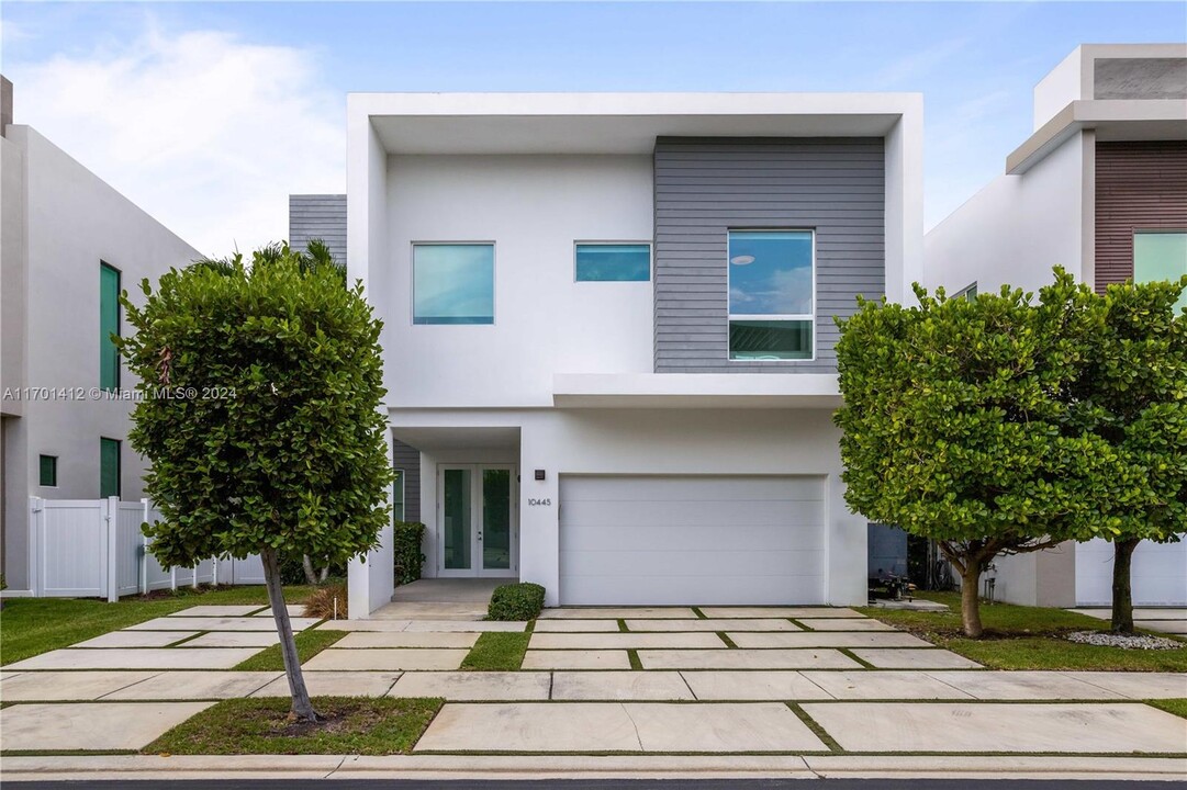 10445 NW 68th Terrace in Doral, FL - Foto de edificio