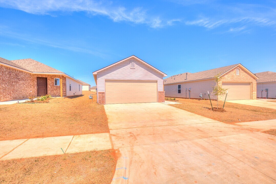 12109 SW 32nd St in Yukon, OK - Building Photo