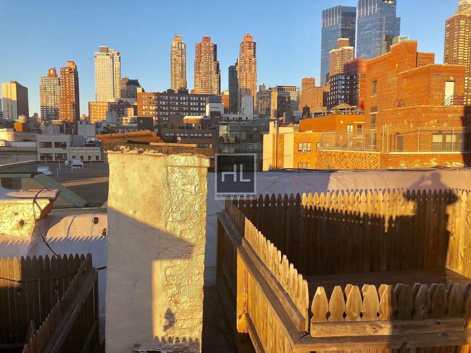426 W 52nd St-Unit -5 in New York, NY - Building Photo