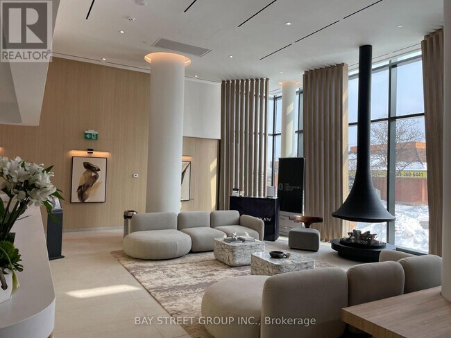 1 Fairview Rd E in Mississauga, ON - Building Photo - Building Photo