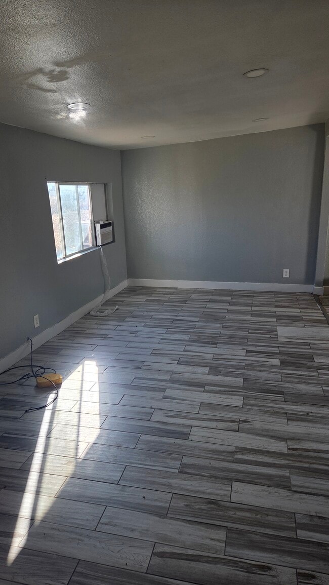 8714 W Avenue E4 in Lancaster, CA - Foto de edificio - Building Photo