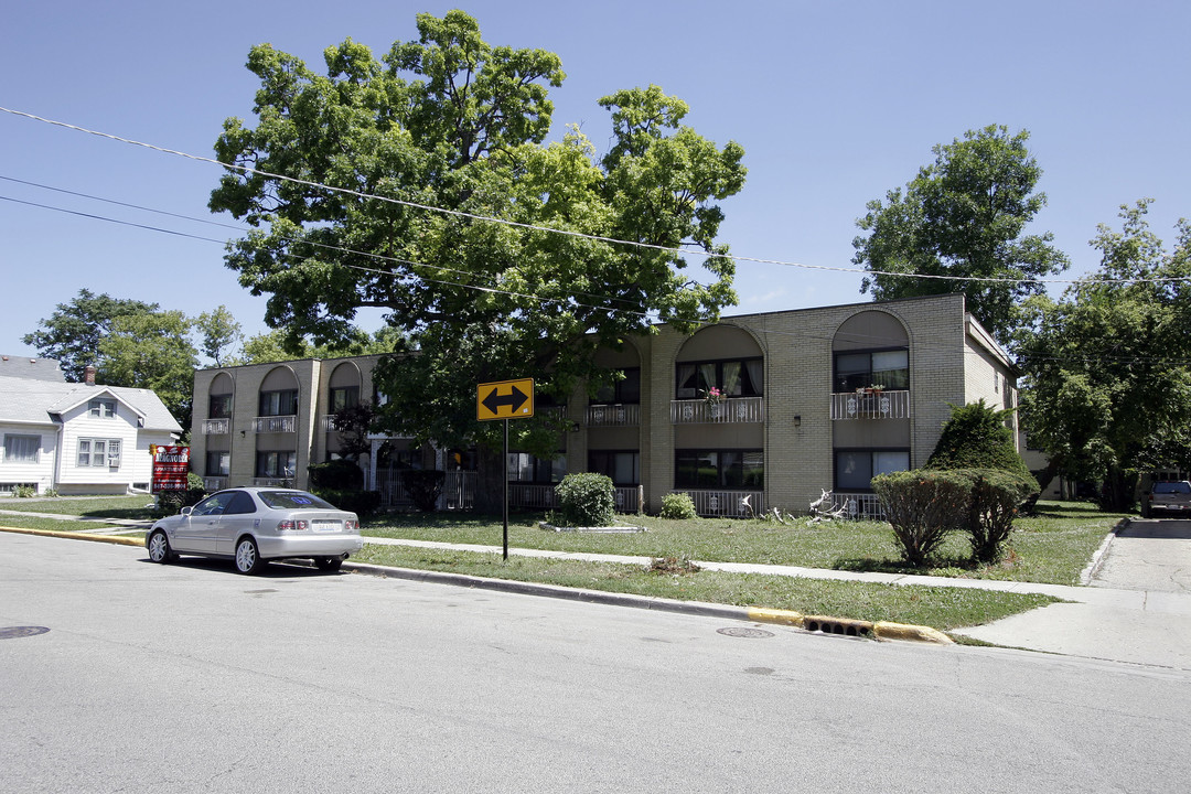 Magnolia Apartments in Waukegan, IL - Building Photo