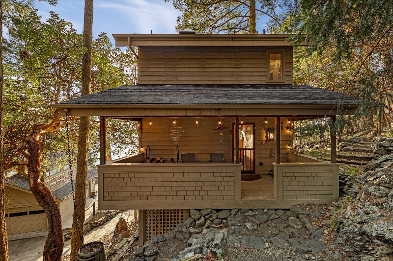 681 Smugglers Cove Rd in Friday Harbor, WA - Building Photo
