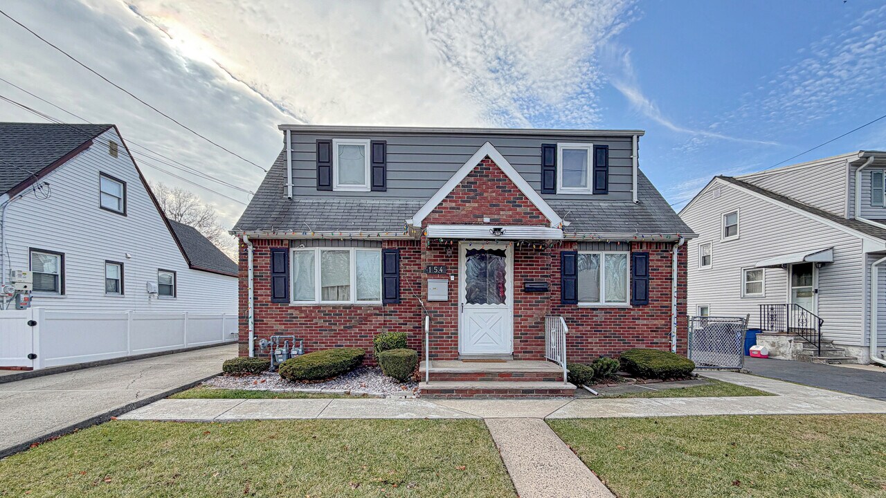 154 Charlton Ave, Unit Unit 2 in Lodi, NJ - Foto de edificio