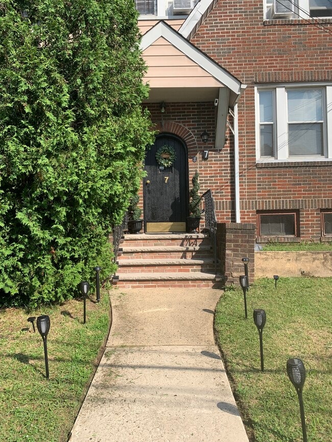 7 Sager Pl, Unit 2R