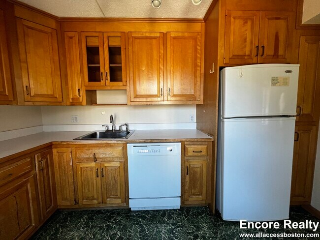 1243 Beacon St in Brookline, MA - Foto de edificio - Building Photo