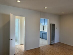 220 W Spazier Ave in Burbank, CA - Foto de edificio - Building Photo