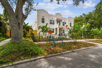 Casa Nina Apartments in St. Petersburg, FL - Building Photo - Building Photo