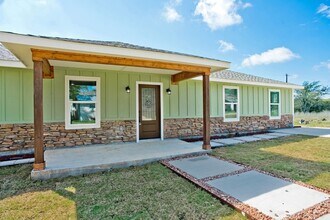 3719 Washington Trail in Granbury, TX - Foto de edificio - Building Photo