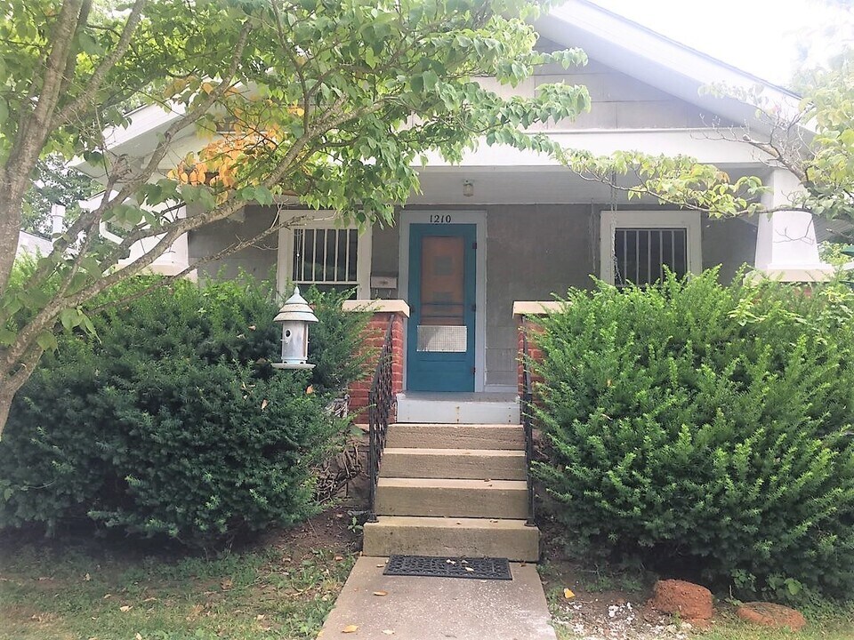 1210 S Lincoln St in Bloomington, IN - Building Photo