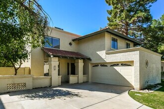 221 E Kroll Dr in Gilbert, AZ - Foto de edificio - Building Photo