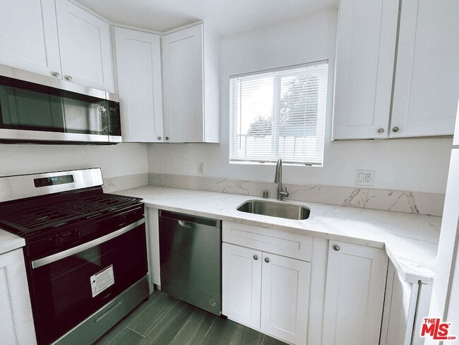 2450 W 60th St in Los Angeles, CA - Foto de edificio - Building Photo