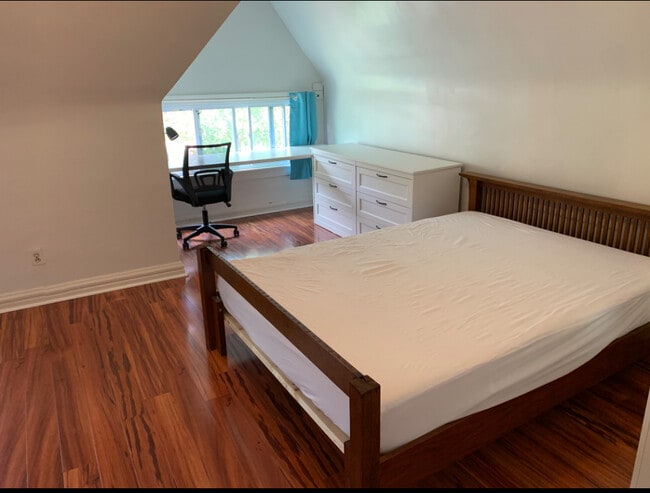 312 Ophelia St, Unit #5- Summer ONLY