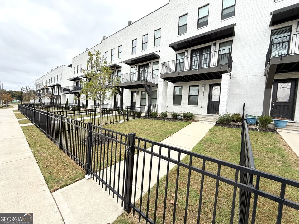 1031 Robert Smalls Wy in Atlanta, GA - Foto de edificio