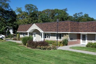 255 E Main St in East Islip, NY - Building Photo