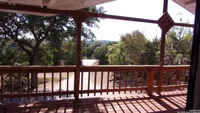252 Sir Winston Dr in Canyon Lake, TX - Foto de edificio - Building Photo