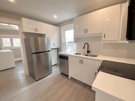 953 Montclair Ave in Hamilton, ON - Building Photo