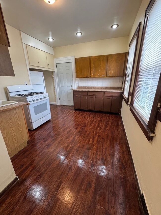 property at 1259 N Main St