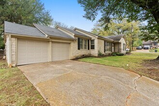 901 N Azalea Dr in Tyler, TX - Building Photo - Building Photo