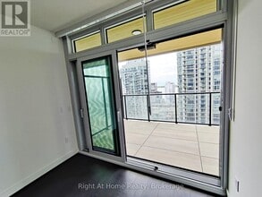 1 Concord Cityplace Wy in Toronto, ON - Building Photo - Building Photo