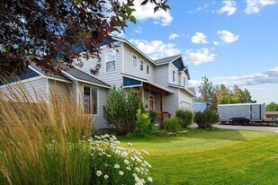 1622 NW Rimrock Dr in Redmond, OR - Building Photo