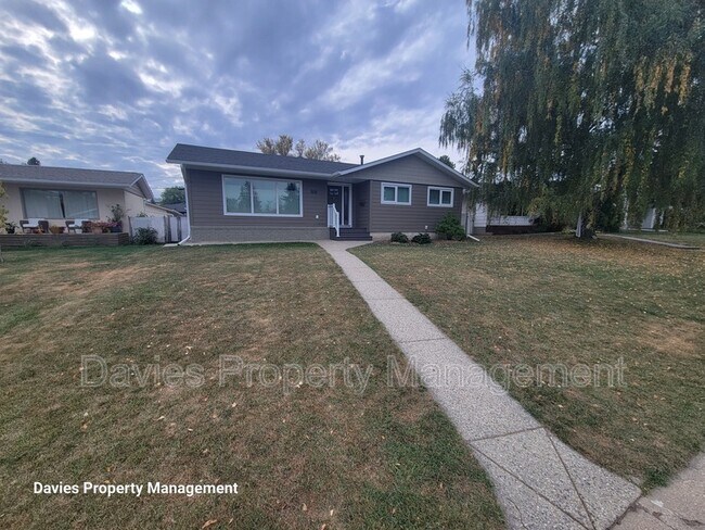 7619 Rowland Rd NW in Edmonton, AB - Building Photo - Building Photo