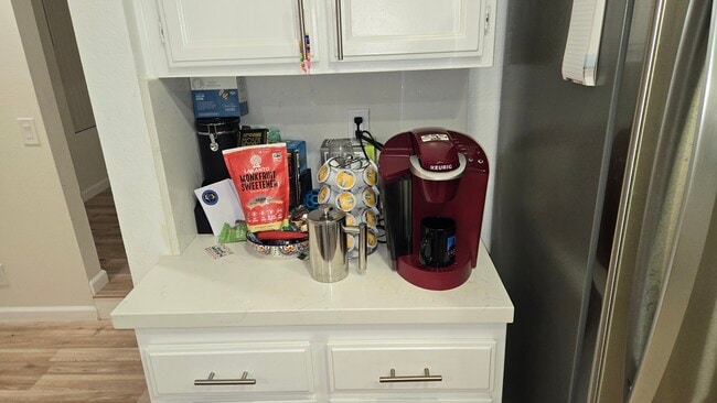 22195 Summit Hill Dr in Lake Forest, CA - Foto de edificio - Building Photo