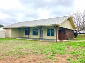 302 E Granite St in Llano, TX - Foto de edificio - Building Photo