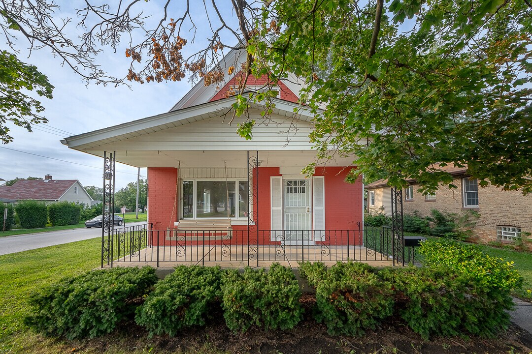 29 W 33rd Pl in Steger, IL - Building Photo