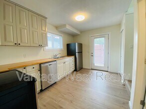 743 Martin Ave in Kelowna, BC - Building Photo - Building Photo