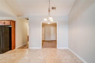 137 Cypress Ct in Canton, GA - Foto de edificio - Building Photo