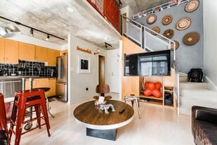 800 King St W in Toronto, ON - Building Photo