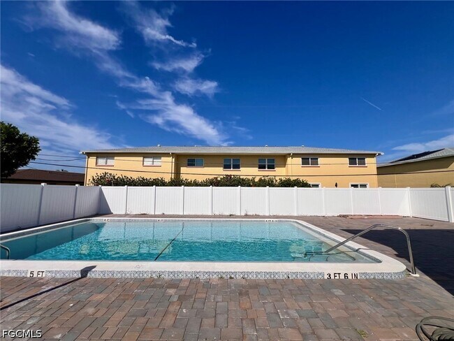 4102 SE 19th Pl in Cape Coral, FL - Foto de edificio - Building Photo
