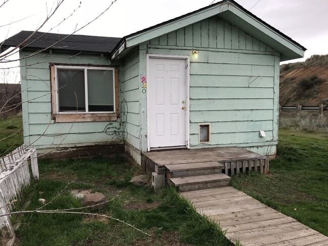 220 Doty St in Klamath Falls, OR - Building Photo - Building Photo