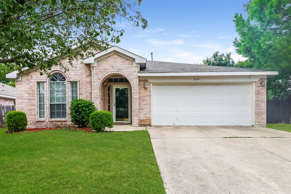 2624 Brea Canyon Rd in Fort Worth, TX - Building Photo