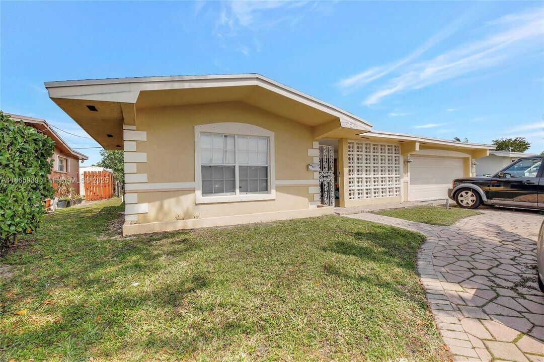 6729 Camelia Dr in Miramar, FL - Building Photo