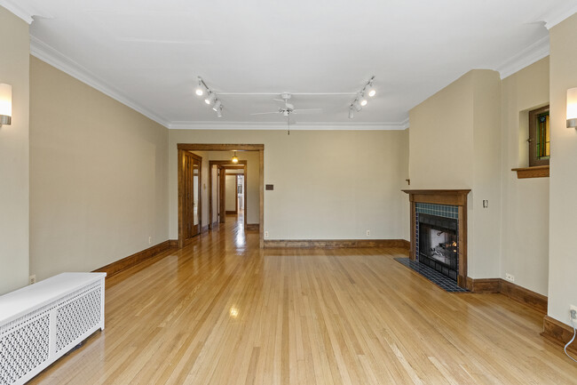 6645 N Greenview Ave in Chicago, IL - Building Photo - Building Photo