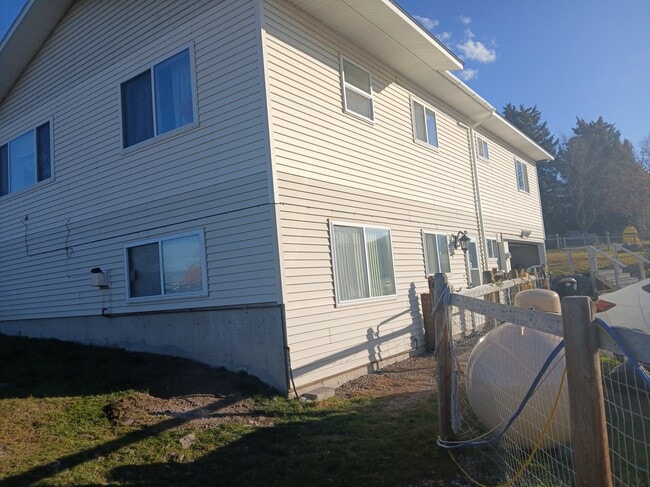 39449 Abel Ln in Polson, MT - Foto de edificio - Building Photo