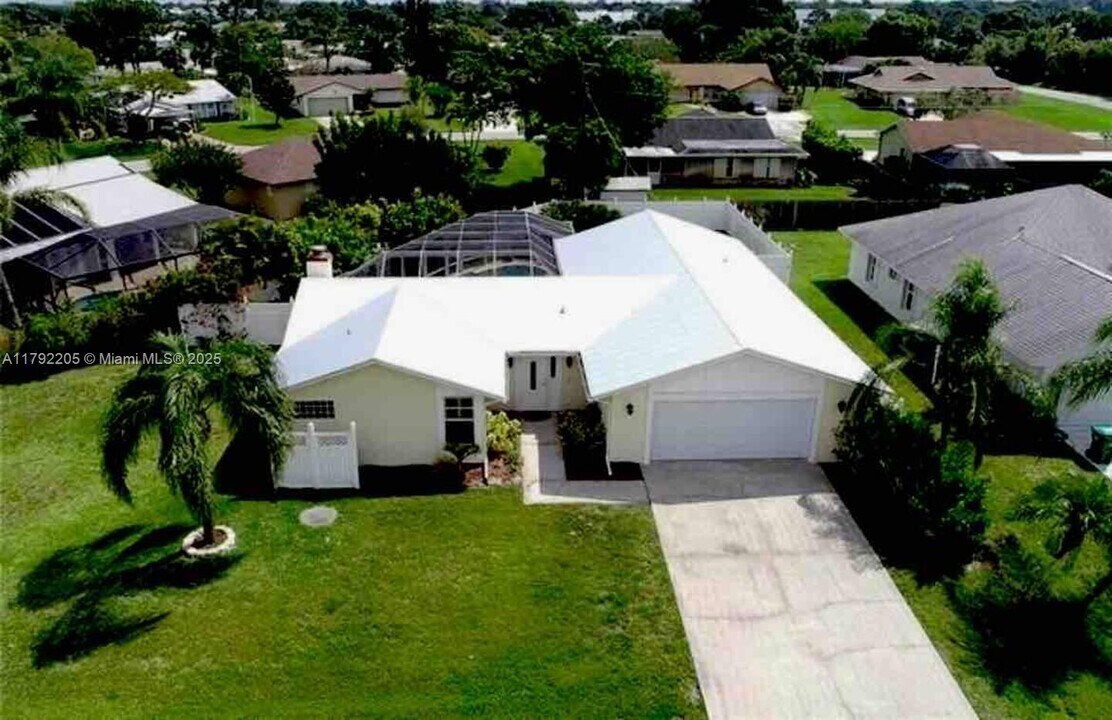2515 SE Petit Ln in Port St. Lucie, FL - Building Photo