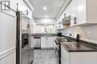 703 Rayner Ct in Milton, ON - Building Photo