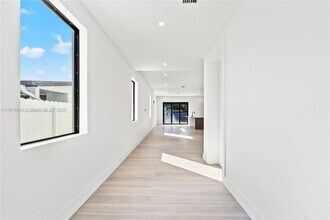 740 NW 24th Ct-Unit -2 in Miami, FL - Building Photo - Building Photo