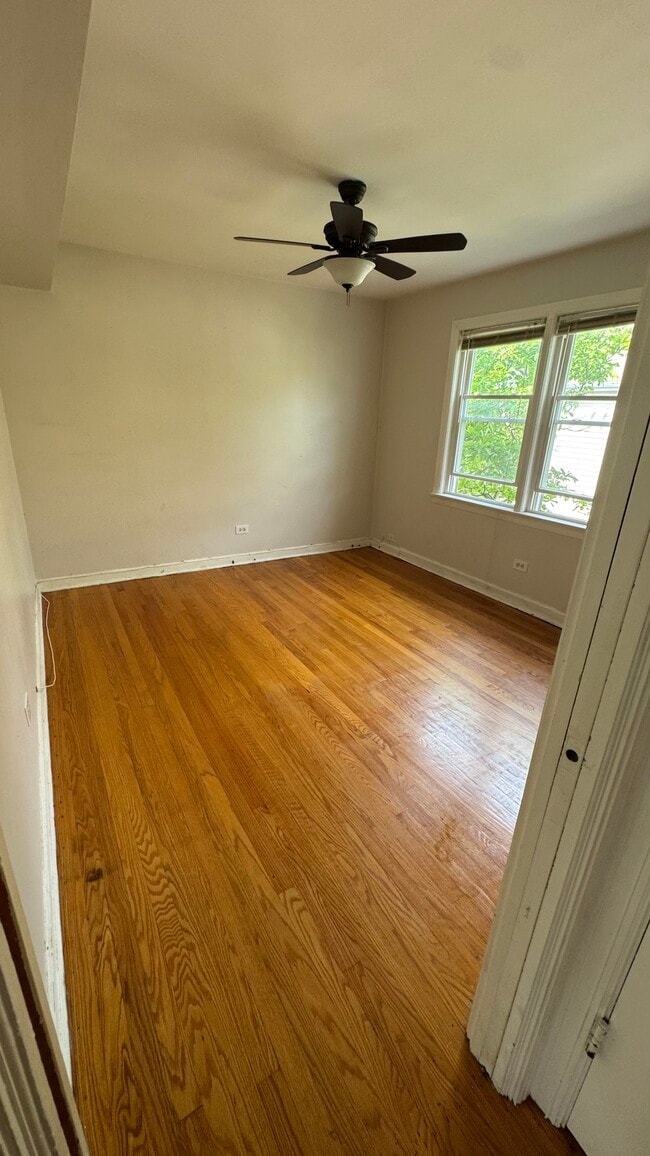 5439 W Schubert Ave, Unit 2 in Chicago, IL - Foto de edificio - Building Photo