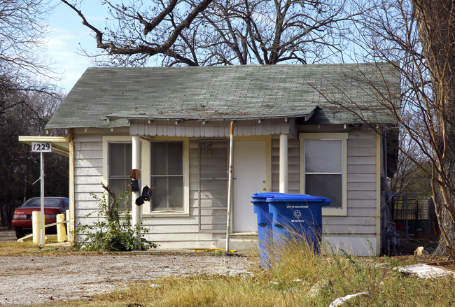 1229 Pleasanton Rd in San Antonio, TX - Building Photo - Building Photo