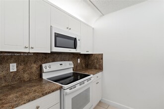 8200 SW 210th St, Unit 303 in Cutler Bay, FL - Building Photo - Building Photo