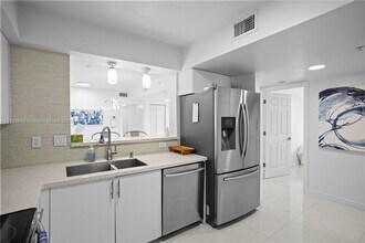 529 E Sheridan St in Dania Beach, FL - Foto de edificio - Building Photo