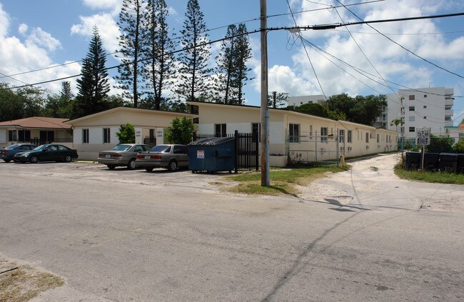 684-692 NE 85th St in Miami, FL - Foto de edificio - Building Photo