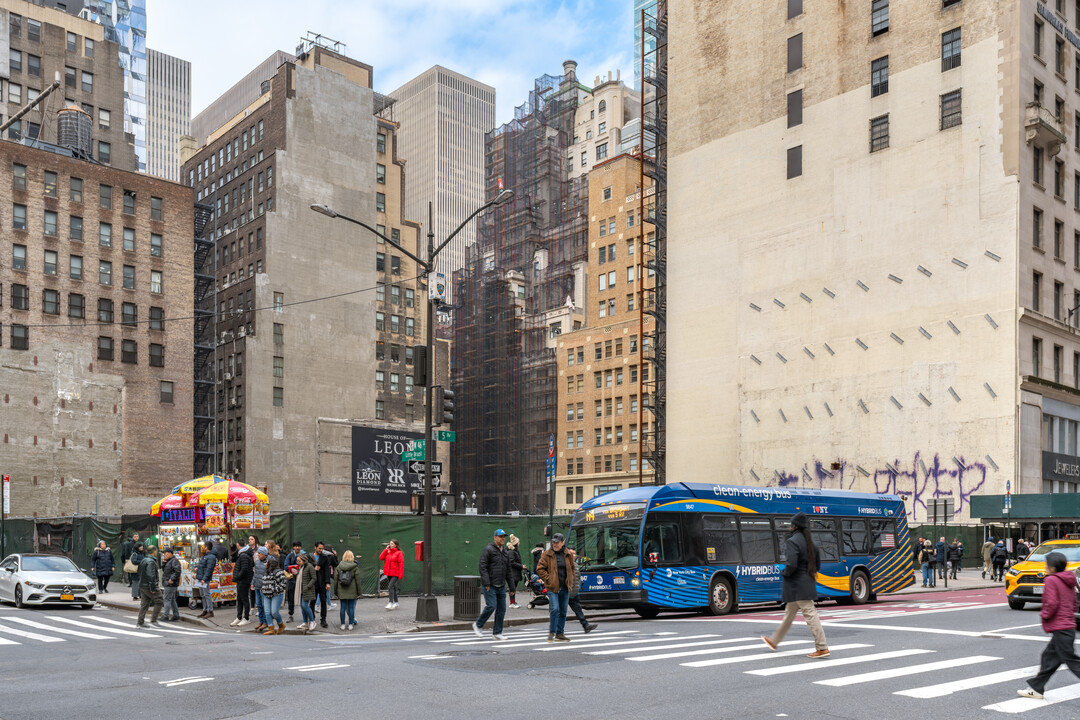 572 5th Ave in New York, NY - Building Photo