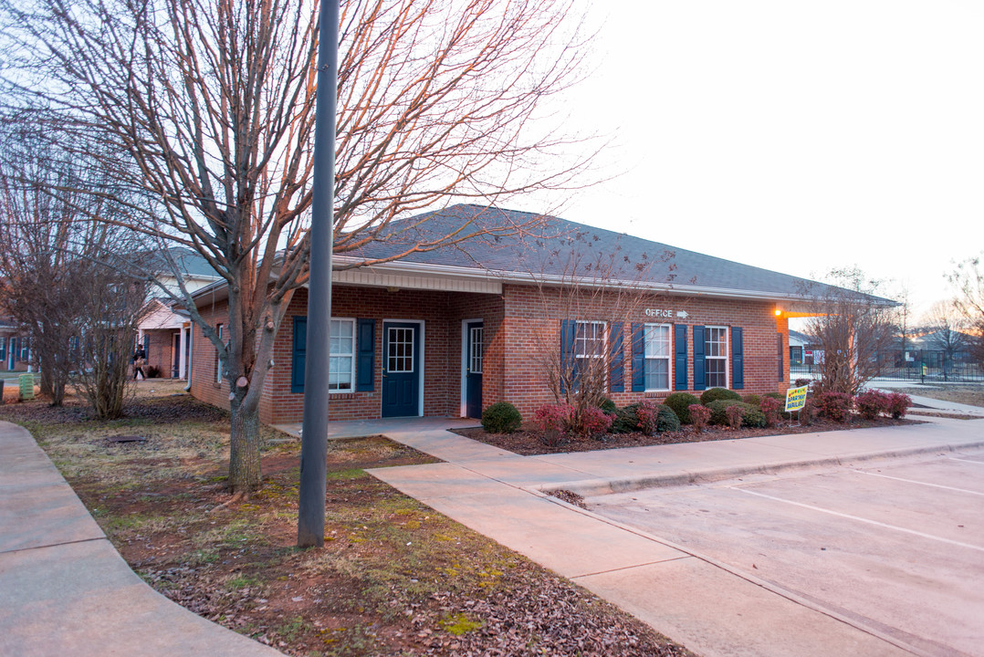 Castlewood Apartments in Huntsville, AL - Building Photo