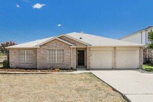 8132 Fox Chase Dr in Fort Worth, TX - Building Photo