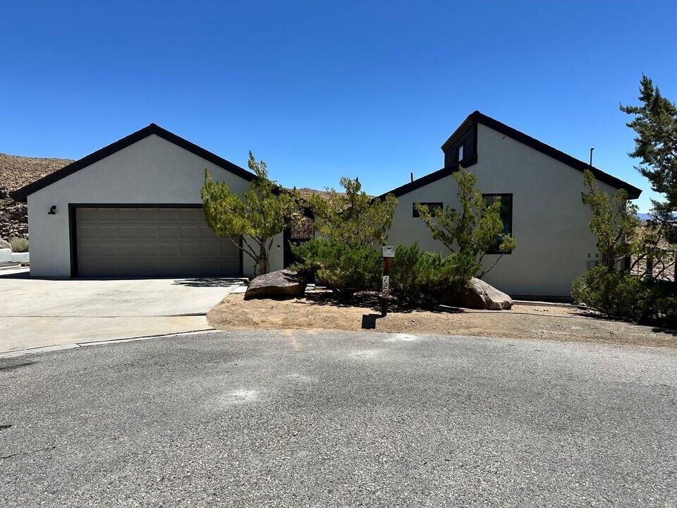 129 Paradise Point in Bishop, CA - Building Photo